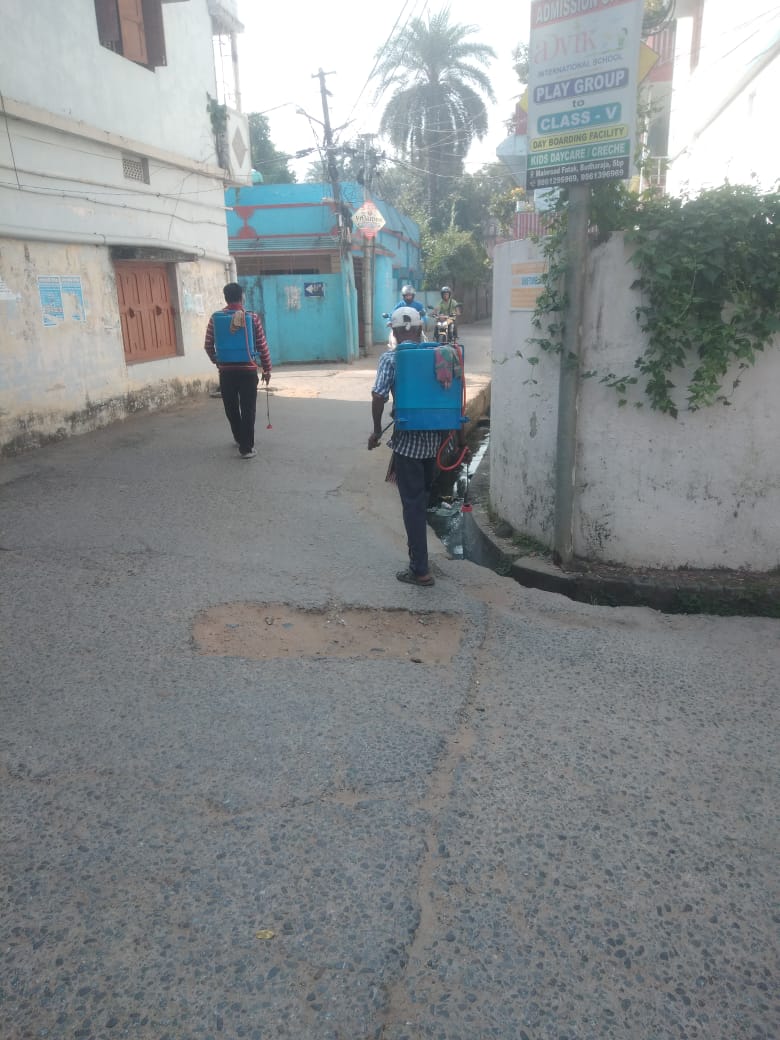 SMC_Sambalpur's tweet image. Spraying of mosquito repellent oil conducted at Sahajognagar to curb mosquito breeding and ensure a healthier environment for residents. Citizens are urged to maintain cleanliness, remove stagnant water, and support the ongoing anti-mosquito drive.
#VectorControl