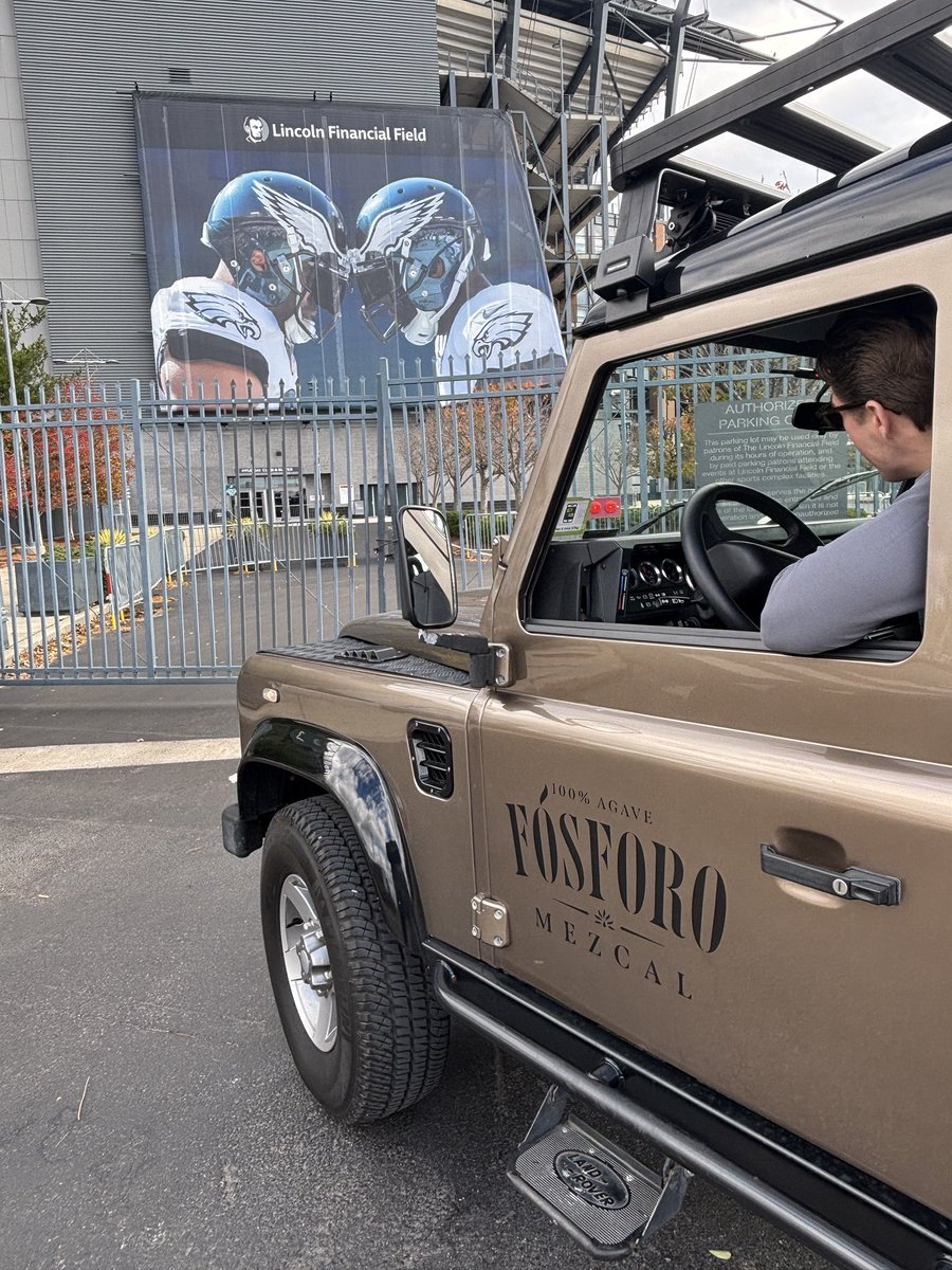 jimcramer's tweet image. The ⁦@FosforoMezcal⁩ truck meets the Linc!