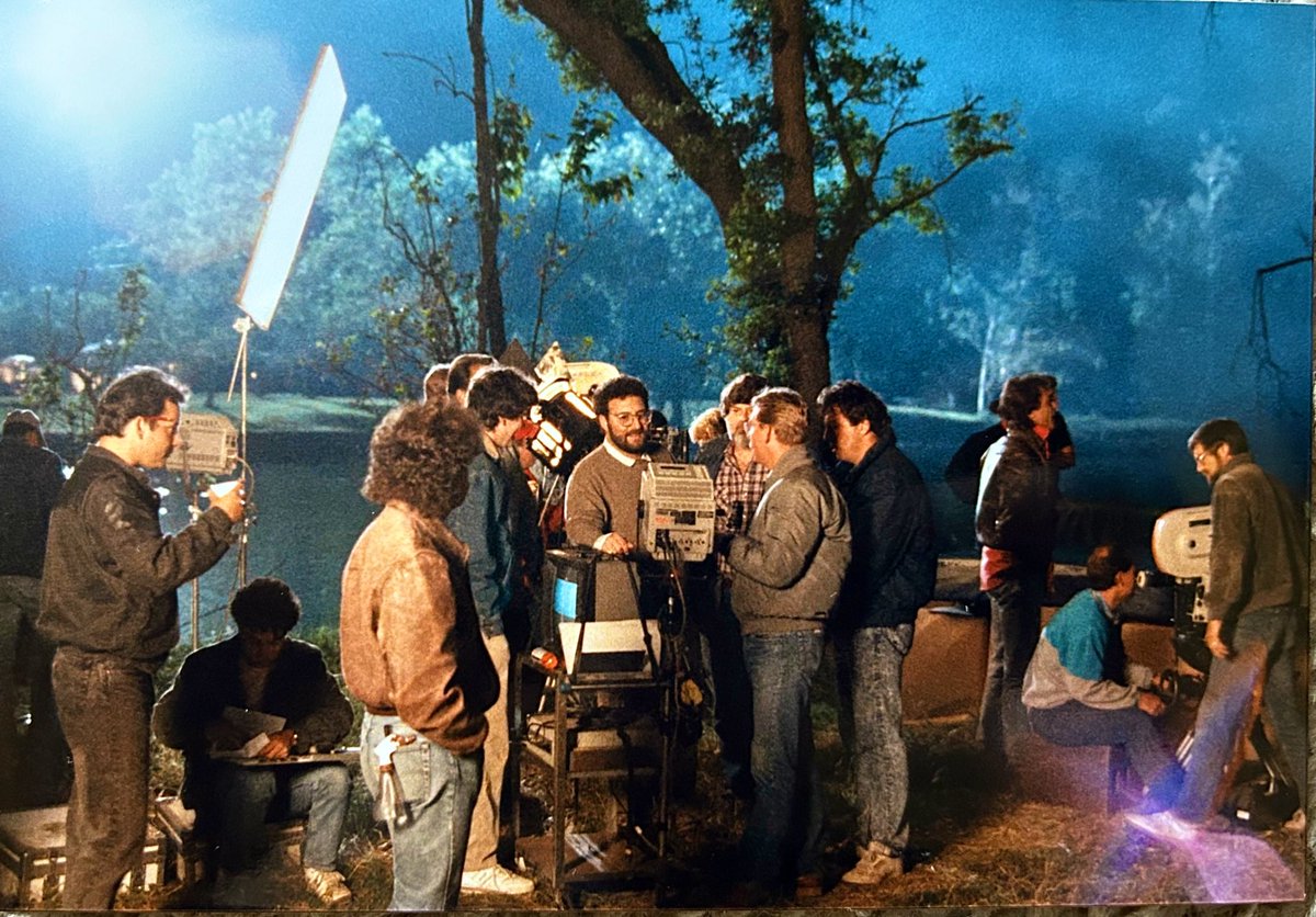 MarshallRTeague's tweet image. #TBT #ThrowBACKThursday
ok #RoadHouse fans
WHO knows what #BTS moment
is being filmed &amp;amp; who’s Who 😏
Clue #PatrickSwayze is off to the rt #JoelSilver is watching the monitor #Film #trivia