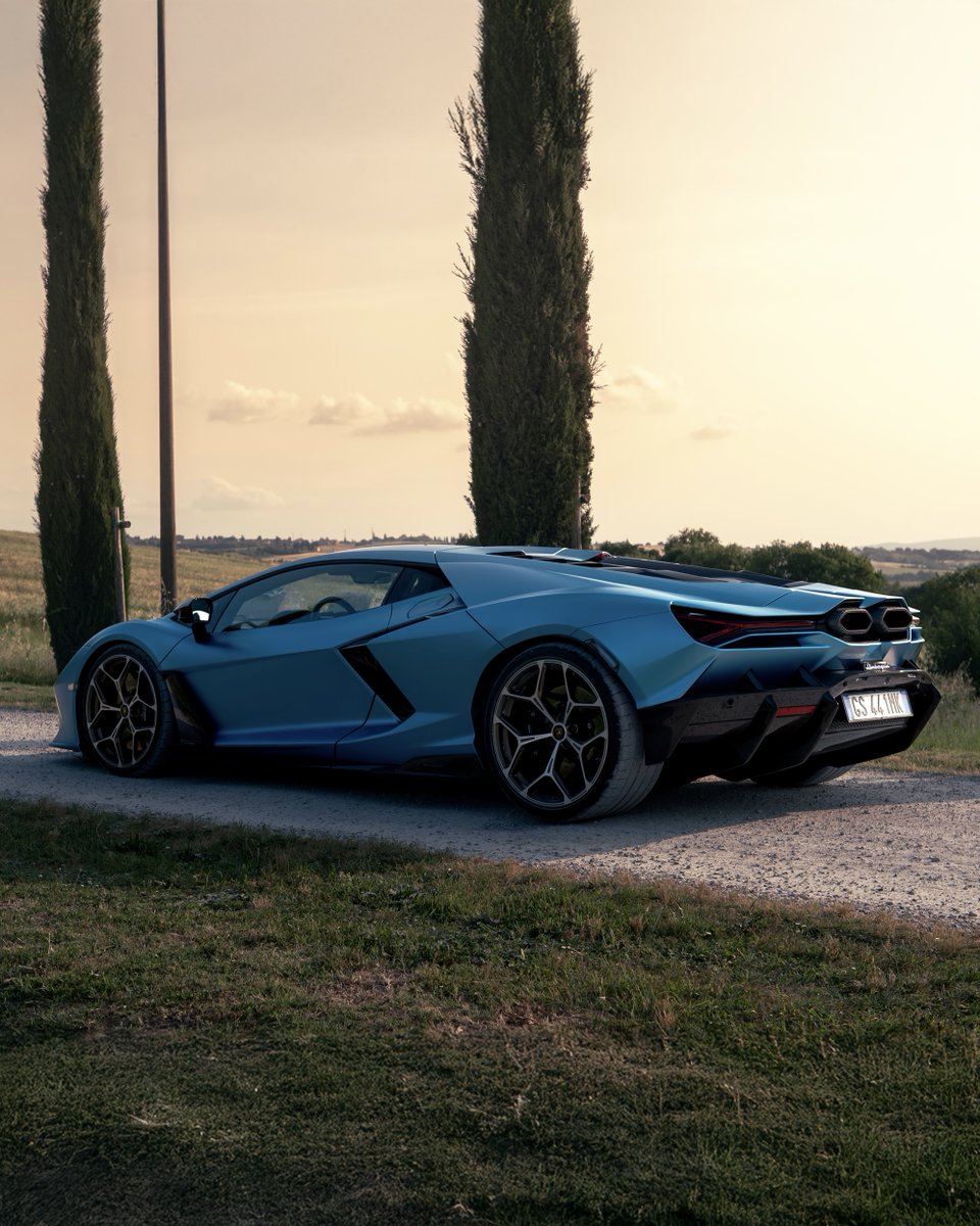 A contrast of worlds: the classic beauty of a sunset, the futuristic vision of Lamborghini Revuelto.

#Lamborghini #Revuelto #FromNowOn