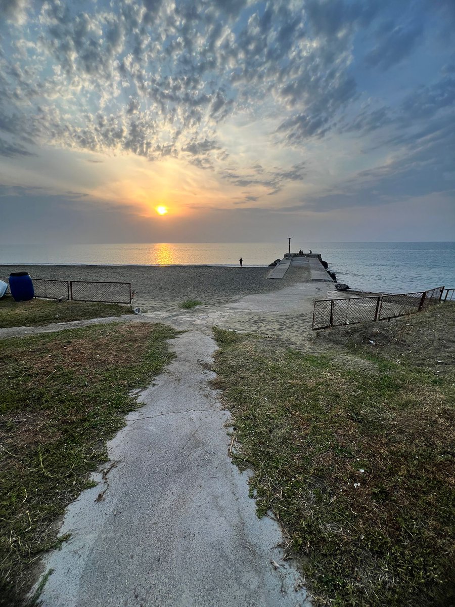 Gençliğim bu kumsal, sevinçlerim, heyecanlarım, acılarım.... 
Yuvam, geçmişim, geleceğim...