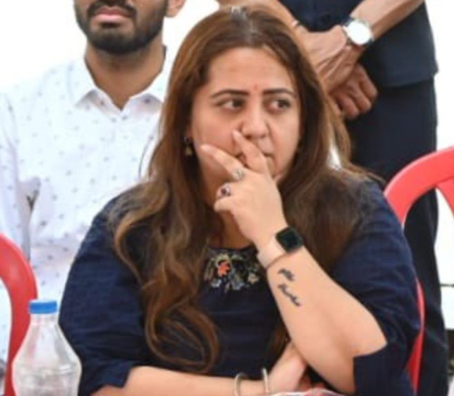 AG_knocks's tweet photo. This is BJP guttermouth Radhika Khera👇

First person to begin the character assassination by sharing a video of Rahul Gandhi with his niece Miraya.

She was a politician back then in Congress but has become a creepy troll after joining BJP in 2024.

Radhika worked 20 years in Cong & was close to the top brass. She clearly knew that it is Miraya, RG’s niece with him in the video.

Despite this,she deliberately shared the clip with shameful claim& engaged in licharpanti😡