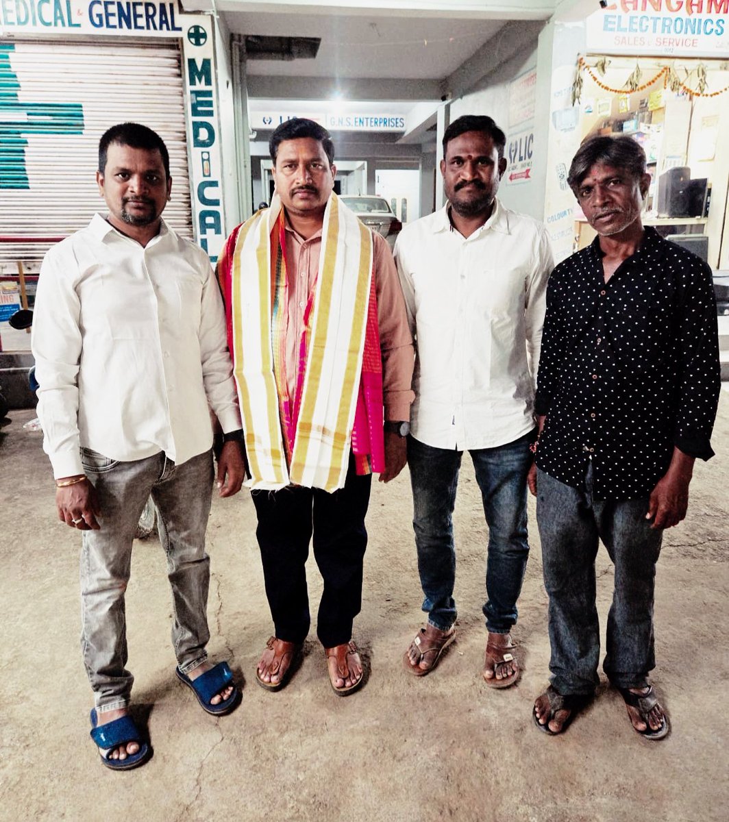 keshaboiena's tweet photo. On occasion of My birthday celebrated greeted me BONGONI SRIHARI GOUD and friends Mallapur SGB Complex thank you all🙏 https://t.co/UfUmXSOMQn