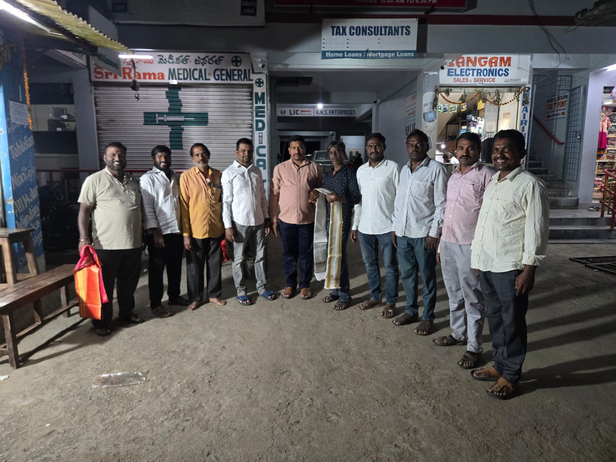 keshaboiena's tweet photo. On occasion of My birthday celebrated greeted me BONGONI SRIHARI GOUD and friends Mallapur SGB Complex thank you all🙏 https://t.co/UfUmXSOMQn