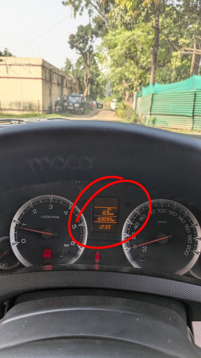 Vkay_ix's tweet image. My Dzire vdi used to give at least 25 kmpl mileage on highway &amp;amp; minimum 19-20 kmpl in city but it has drastically fallen down &amp;amp; then behen da yaar @nitin_gadkari says blending ethanol will boost the vehicle performance &amp;amp; mileage @volklub sab chor hain bc @AmitShah @narendramodi