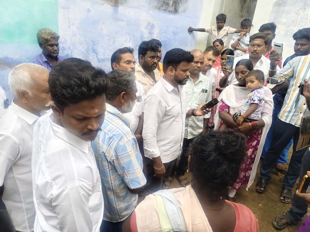 Met the families of Mr. Thalapathi Suresh and Mr. Isakki from Kanmaniyapuram &amp; Muthukrishnapuram in #Tenkasi District, who were #abducted at gunpoint by #extremists in #Mali, and apprised them of the efforts being taken for their safe rescue.

Under the guidance of @nainarbjp,