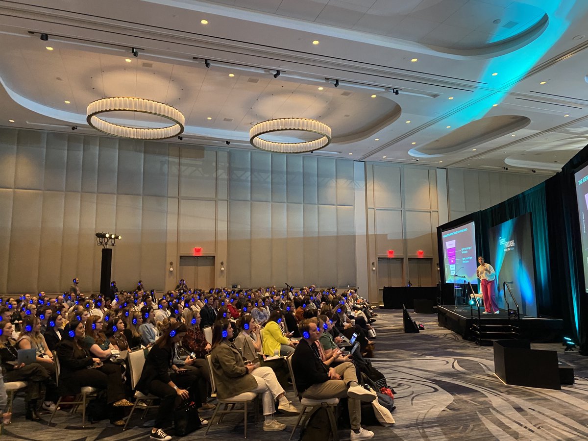 Qualified tweet media