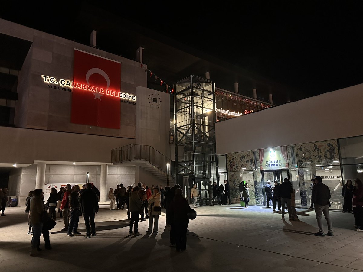 Tiyatro zamanı. Tutunamayanlar’ı okuyamamıştım, sahnelenmişini merak ediyorum. 
#canakkale #tutunamayanlar