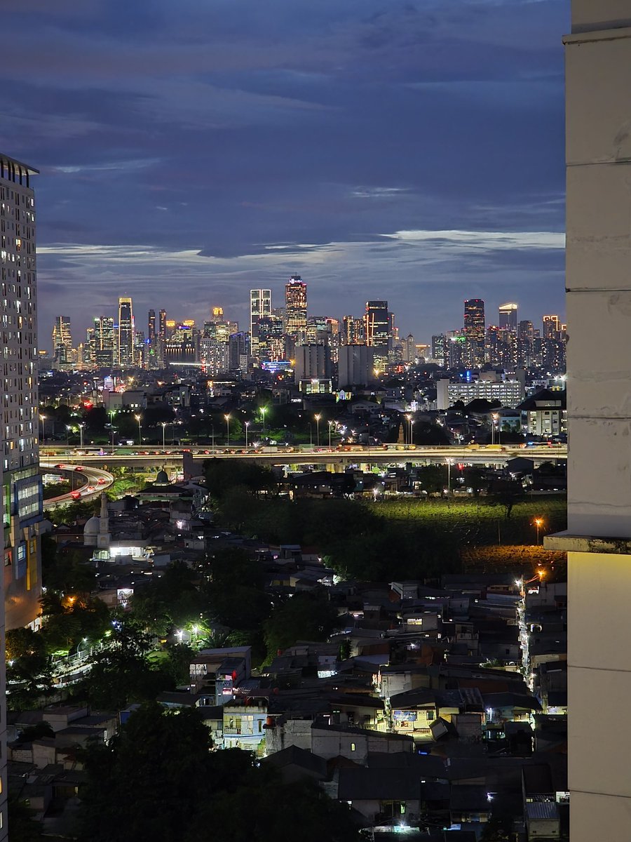 Malam pertama tidur di tempat baru! Akhirnya kelar juga drama pindahan dari kosan lama, new place bring a new story. 😇