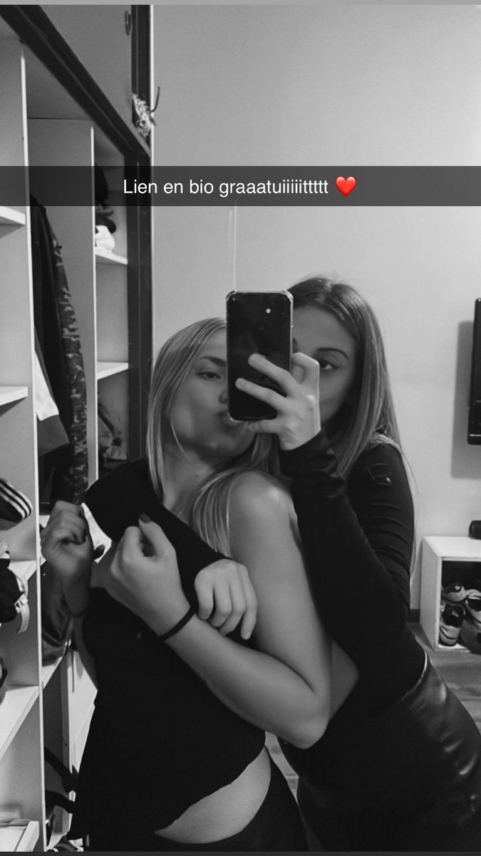 LesdeuxCousineu's tweet image. Cc qui veux une ph0to de nous ? faut like et rt