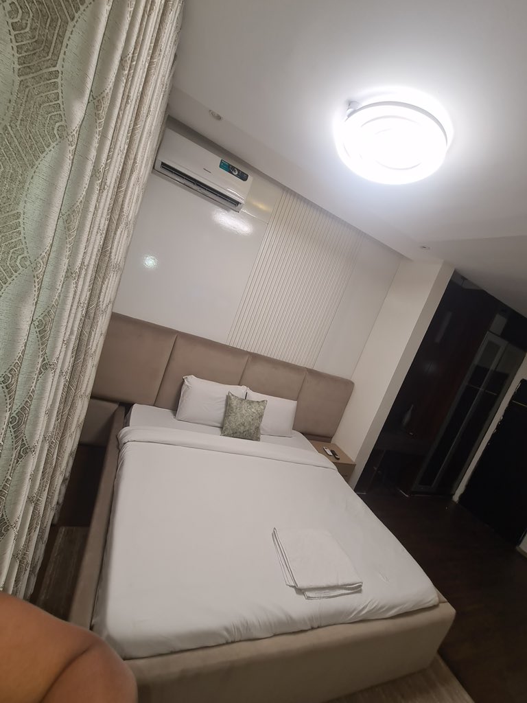 Apartments99's tweet image. Apartment Name: ‘Bricks Lily’
Amenities:
✨Smart TV
✨Fast Wi-Fi
✨Netflix
✨Air conditioner 
✨Parking space
✨Fully equipped kitchen
✨24/7 electricity 
✨Housekeeping
✨Security and more

To book: shortlets.the99apartments.com/2bed