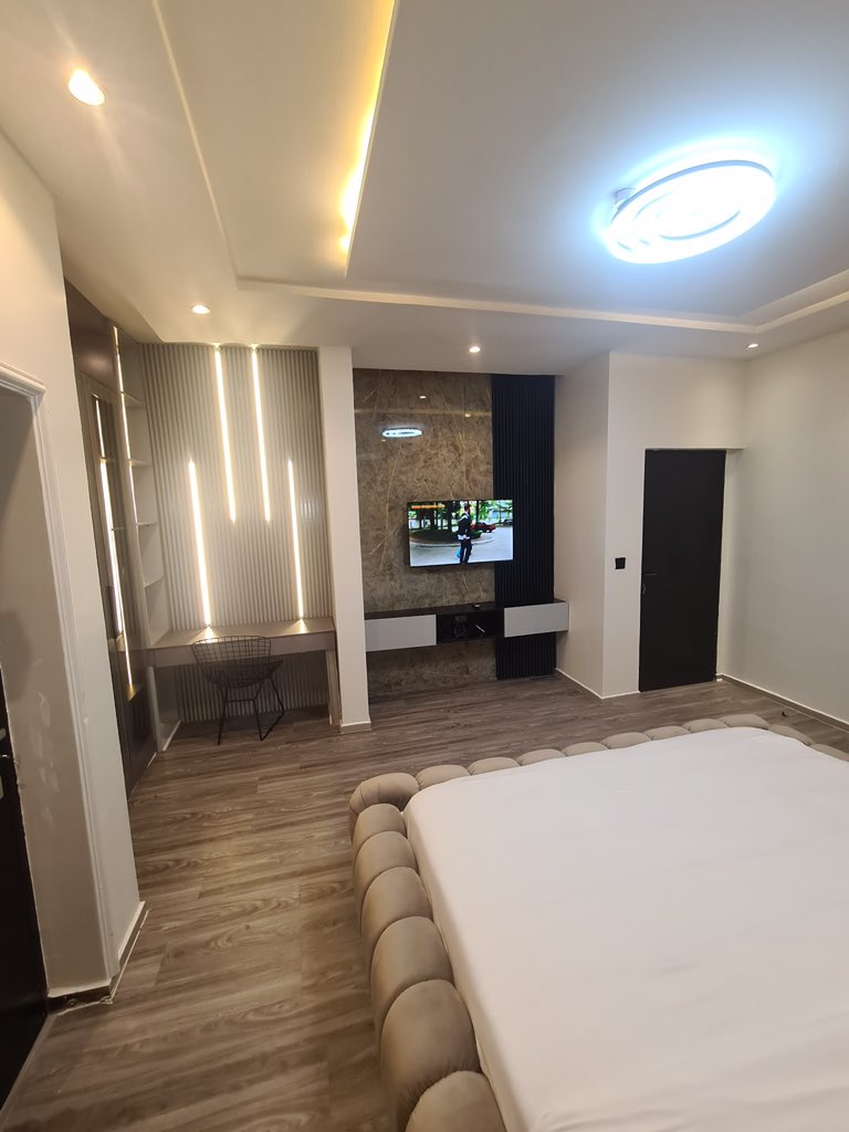 Apartments99's tweet image. Apartment Name: ‘Bricks Lily’
Amenities:
✨Smart TV
✨Fast Wi-Fi
✨Netflix
✨Air conditioner 
✨Parking space
✨Fully equipped kitchen
✨24/7 electricity 
✨Housekeeping
✨Security and more

To book: shortlets.the99apartments.com/2bed