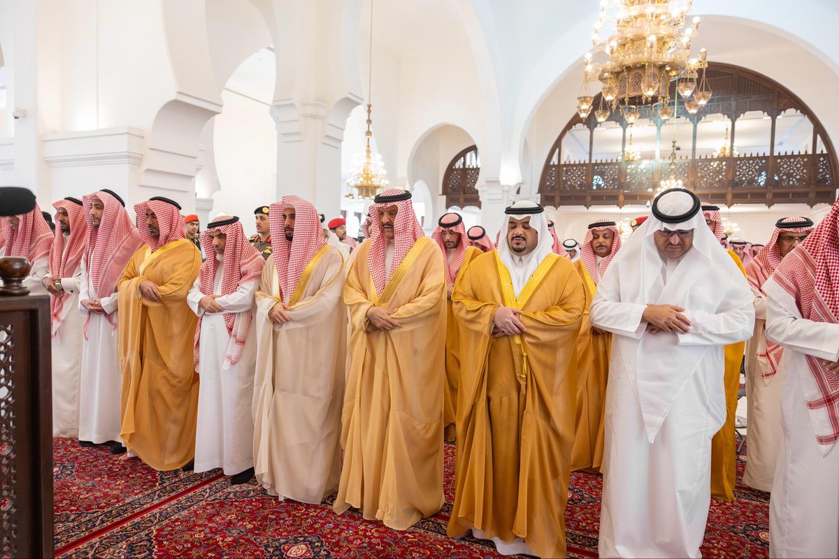 emara_alriyadh's tweet photo. سمو نائب أمير منطقة #الرياض يؤدي صلاة الميت على ناصر الجريد -رحمه الله-.
https://t.co/lcf3fdglMr

#إمارة_منطقة_الرياض https://t.co/a6io0NWuZv