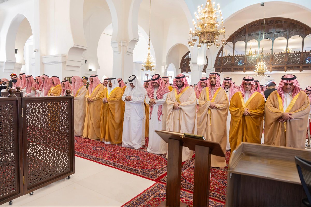 سمو نائب أمير منطقة #الرياض يؤدي صلاة الميت على ناصر الجريد -رحمه الله-.
riyadh.gov.sa/#/home/news-de…

#إمارة_منطقة_الرياض