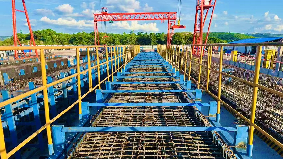 🚧 #Kinshasa se modernise !
Le 10 novembre, l’usine de préfabrication des poutres pour la Rocade (PK13) a démarré 💪
70 poutres en T produites avec efficacité, grâce à la coopération 🇨🇳🤝🇨🇩 des équipes chinoises et congolaises.

#Infrastructure #RocadeKinshasa #Développement