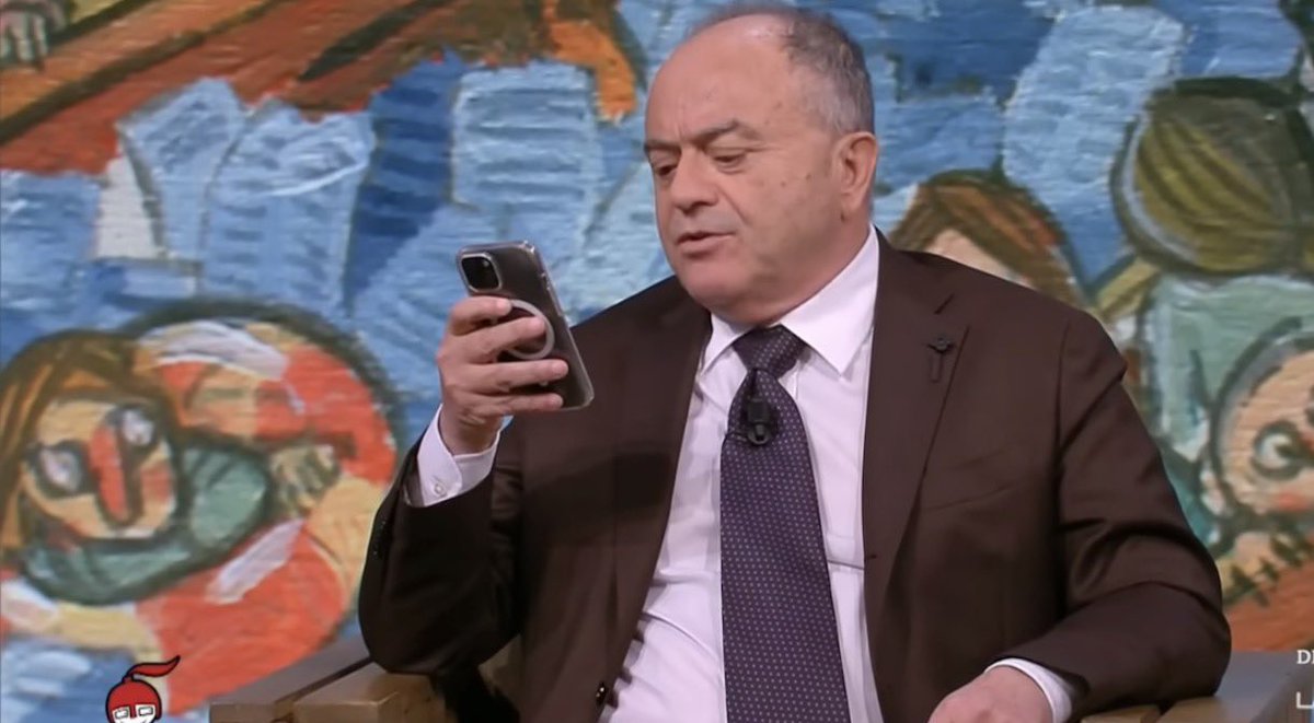 salvosottile's tweet photo. Oggi una domanda mi ronza in testa più del vento sulle praterie: che succede se persino chi porta la toga non distingue una fonte vera da una fake?
La vicenda di Nicola Gratteri, mostro sacro dell’antimafia, che ha citato come autentica un’intervista di Falcone mai esistita, dovrebbe farci tremare i polsi più di una pistola puntata nel FarWest.

Perché se anche figure simbolo, colonnelli della legalità, inciampano su una fonte fantasma… allora il problema non è la frase sbagliata, ma il metodo.
Non è la prima volta che la giustizia prende fischi per fiaschi, e ogni volta si sgretola un pezzo di fiducia.

In un mondo dove le parole corrono più veloci dei cavalli, servirebbe una sola regola: verificare, verificare, verificare.

Perché a sbagliare una citazione può essere chiunque.
Ma a sbagliarla chi giudica noi… quello sì, fa davvero paura.

#LetteredalFarWest
👇
https://t.co/aDNy2fdyZz