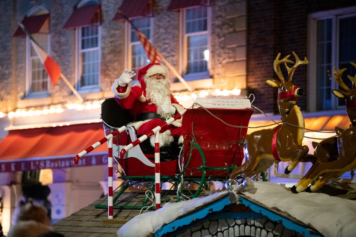 BellevilleON's tweet image. Notice | Santa is coming to town this Sunday, Nov. 16! 🎅🤶✨ Please note the following estimated road closures on Bridge Street due to the parade.

🚧 2:30 to 6 p.m. – The intersection at Bridge Street West and Sidney Street will be partially closed to support access for parade…