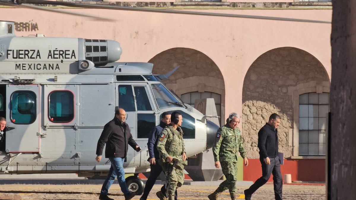 moviendoideas's tweet image. #CírculoDePODER ⭕️ Omar García Harfuch (@OHarfuch) ya está en Michoacán: llegó a la 21 Zona Militar de Morelia junto al general Ricardo Trevilla Trejo para desplegar acciones del Plan Michoacán para la Paz y la Justicia, reforzar presencia federal y atender la ola de violencia…