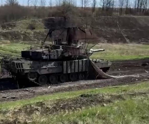 Den 21:a brigaden har slagit rekord med en svensk Stridsvagn 122. På ett avstånd av 6050 m(!) slog den ut ett ryskt BTR-pansarskyttefordon med ett enda skott. Den siktade med mörkerhjälpmedel/värmesensor. 🇺🇦🇸🇪
Det här skulle egentligen kunna gå in som världsrekord, men då ingen