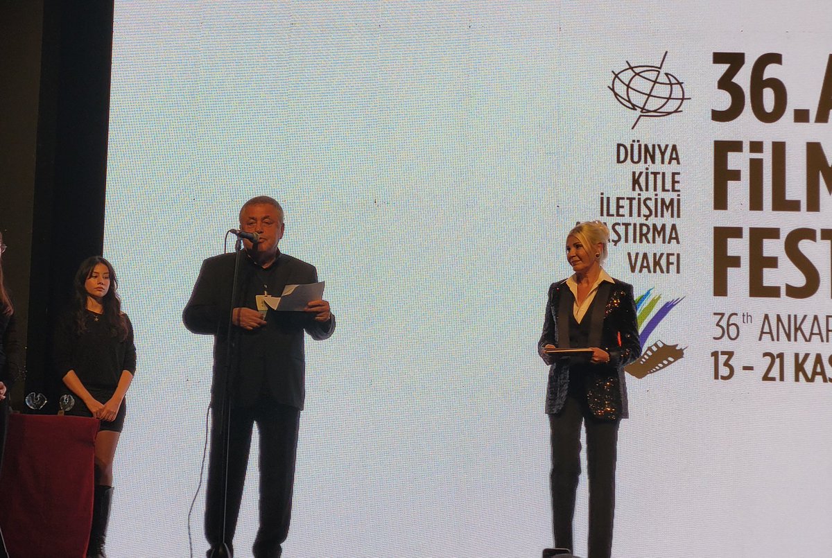 AnkaraUFF's tweet photo. Dünya Kitle İletişimi Araştırma Vakfı tarafından düzenlenen festivalin açılış konuşmasını yapmak üzere Festival Direktörü @irfandemirkol sahnede!

#AnkaraFF2025 #36AnkaraFF https://t.co/CG42TPDUHK