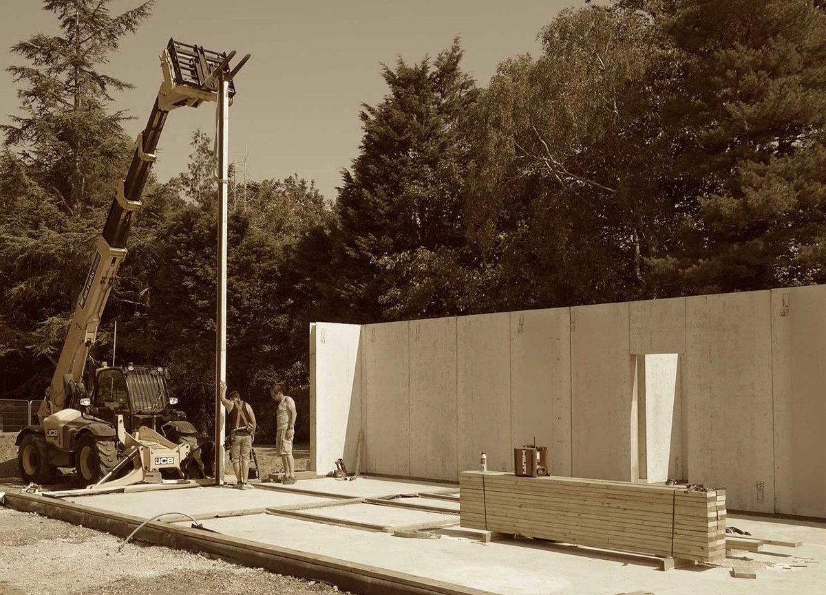 Despite its cutting-edge contemporary appearance, Wunderhaus’s form, size, and proportions are deeply rooted in ancient architectural traditions, specifically the Neolithic long house, which dates back to around 6000 BCE in Europe.