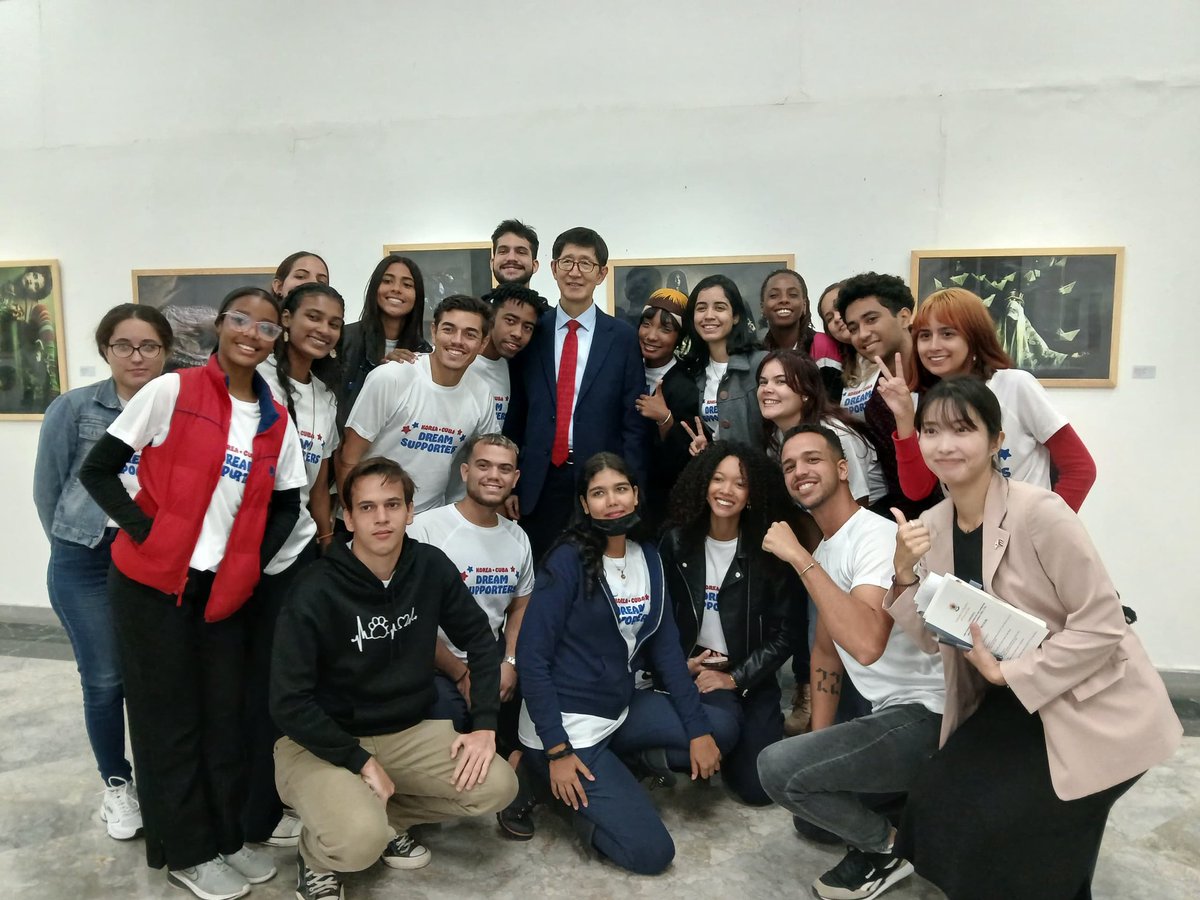 Todo un honor participar en la conferencia del profesor coreano Wonho Kim sobre la economía de la República de Corea.