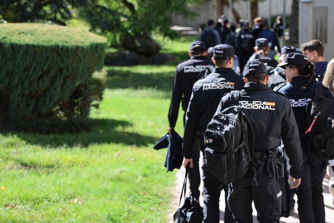 policia's tweet photo. 🌅 ¿Sabes desde dónde te damos hoy los #BuenosDías?

Nuestros futuros agentes ya están en marcha 🚓💙

Formándose hoy para protegerte mañana 👮‍♂️ https://t.co/ex9hm7vPSS