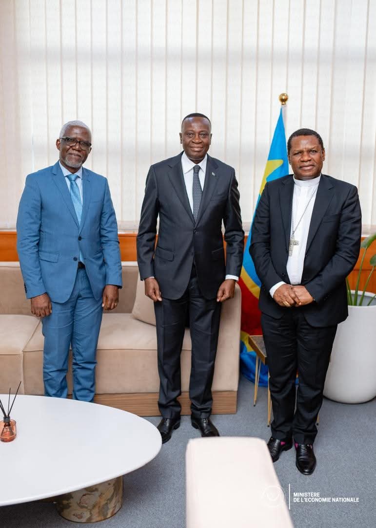 KongoMediaRDC's tweet image. #Flash | Rencontre ce jeudi à Kinshasa entre le Vice-Premier ministre et ministre de l’Économie nationale, Daniel Mukoko Samba, et l’évêque du diocèse de Matadi, Monseigneur André-Giraud Pindi.

« J’ai rencontré le Vice-Premier ministre, Ministre de l’Économie Daniel Mukoko…
