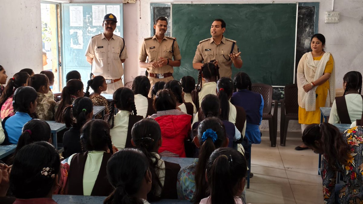 SP_RATLAM_MP's tweet image. 👉 ऑपरेशन ‘मुस्कान विशेष अभियान’ के तहत रतलाम पुलिस का जागरूकता अभियान जारी
👉विभिन्न शैक्षणिक संस्थाओं में बच्चों को आत्मरक्षा, बाल अधिकार, महिला सुरक्षा, सोशल मीडिया के सुरक्षित उपयोग व साइबर अपराध से बचाव हेतु जागरूक किया जा रहा है।
@CMMadhyaPradesh @mohdept @DGP_MP