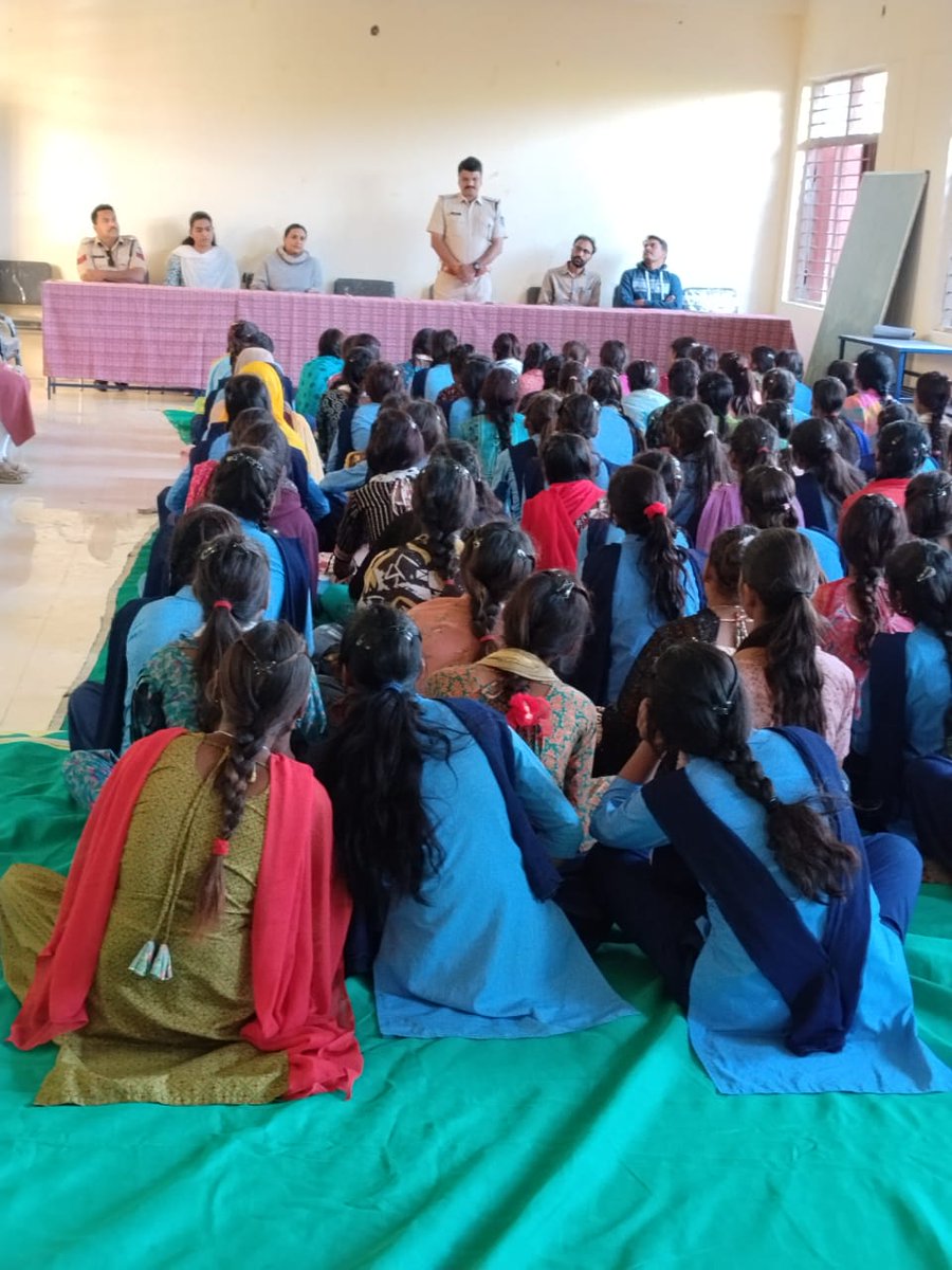 SP_RATLAM_MP's tweet image. 👉 ऑपरेशन ‘मुस्कान विशेष अभियान’ के तहत रतलाम पुलिस का जागरूकता अभियान जारी
👉विभिन्न शैक्षणिक संस्थाओं में बच्चों को आत्मरक्षा, बाल अधिकार, महिला सुरक्षा, सोशल मीडिया के सुरक्षित उपयोग व साइबर अपराध से बचाव हेतु जागरूक किया जा रहा है।
@CMMadhyaPradesh @mohdept @DGP_MP