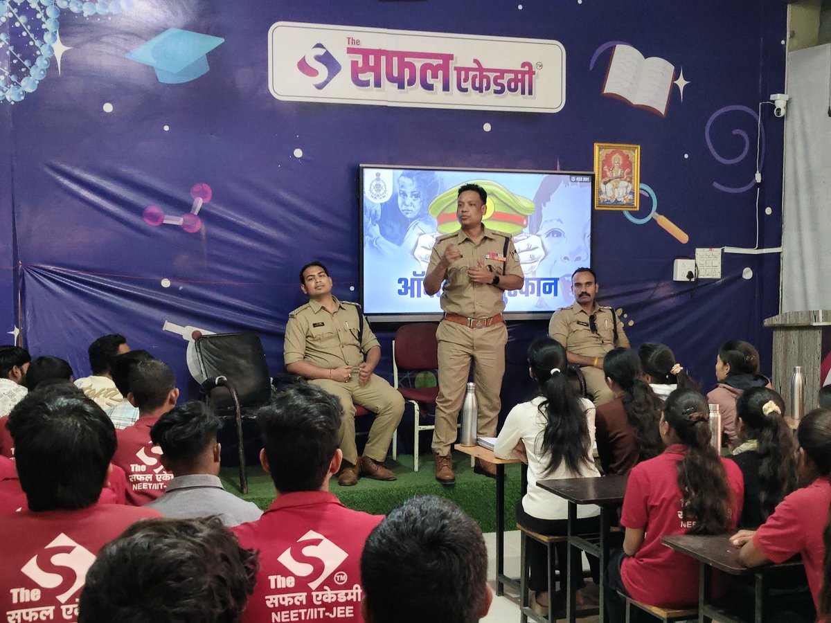 SP_RATLAM_MP's tweet image. 👉 ऑपरेशन ‘मुस्कान विशेष अभियान’ के तहत रतलाम पुलिस का जागरूकता अभियान जारी
👉विभिन्न शैक्षणिक संस्थाओं में बच्चों को आत्मरक्षा, बाल अधिकार, महिला सुरक्षा, सोशल मीडिया के सुरक्षित उपयोग व साइबर अपराध से बचाव हेतु जागरूक किया जा रहा है।
@CMMadhyaPradesh @mohdept @DGP_MP