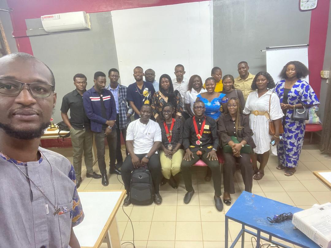 RotaractCrystal's tweet photo. Réunion commune Rotaract Club Ouagadougou et Rotaract Club Ouagadougou Crystal ✅✅

Le Past Président Fayire Leonce Hien nous a édifié sur les enjeux de la propriété intellectuelle pour l'entrepreneuriat innovant.

Nous en sommes ressortis très édifiés ✅

#rotaractcrystal https://t.co/6y1s6rwfXD