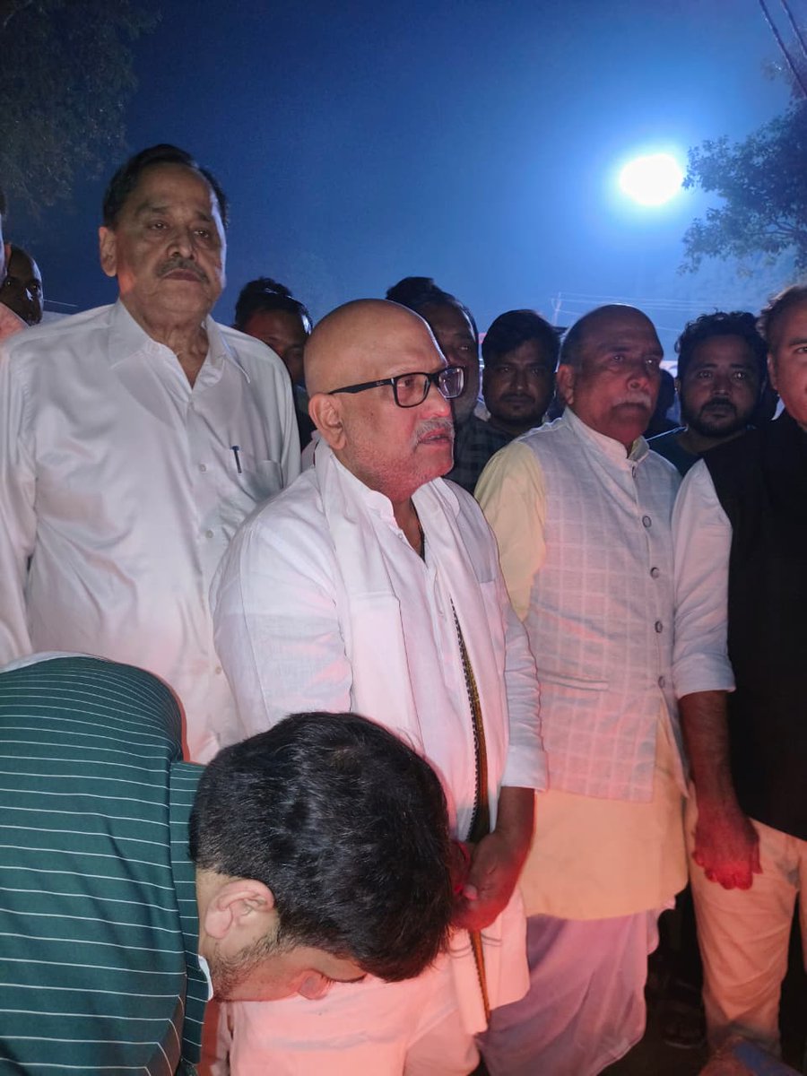 आज जिला कांग्रेस कमेटी सिद्धार्थनगर द्वारा दिल्ली बम कांड में मारे गए लोगों के प्रति उत्तर प्रदेश कांग्रेस कमेटी के माननीय अध्यक्ष  श्री <a href="/kashikirai/">Ajay Rai🇮🇳</a>  जी ने भरेड़िया बाजार में संवेदना व्यक्त करते हुए कैंडल जलाकर श्रद्धांजलि दी !

इस मौके पर प्रमुख रूप से श्री <a href="/NasimuddinSidd/">Nasimuddin Siddiqui</a> जी,