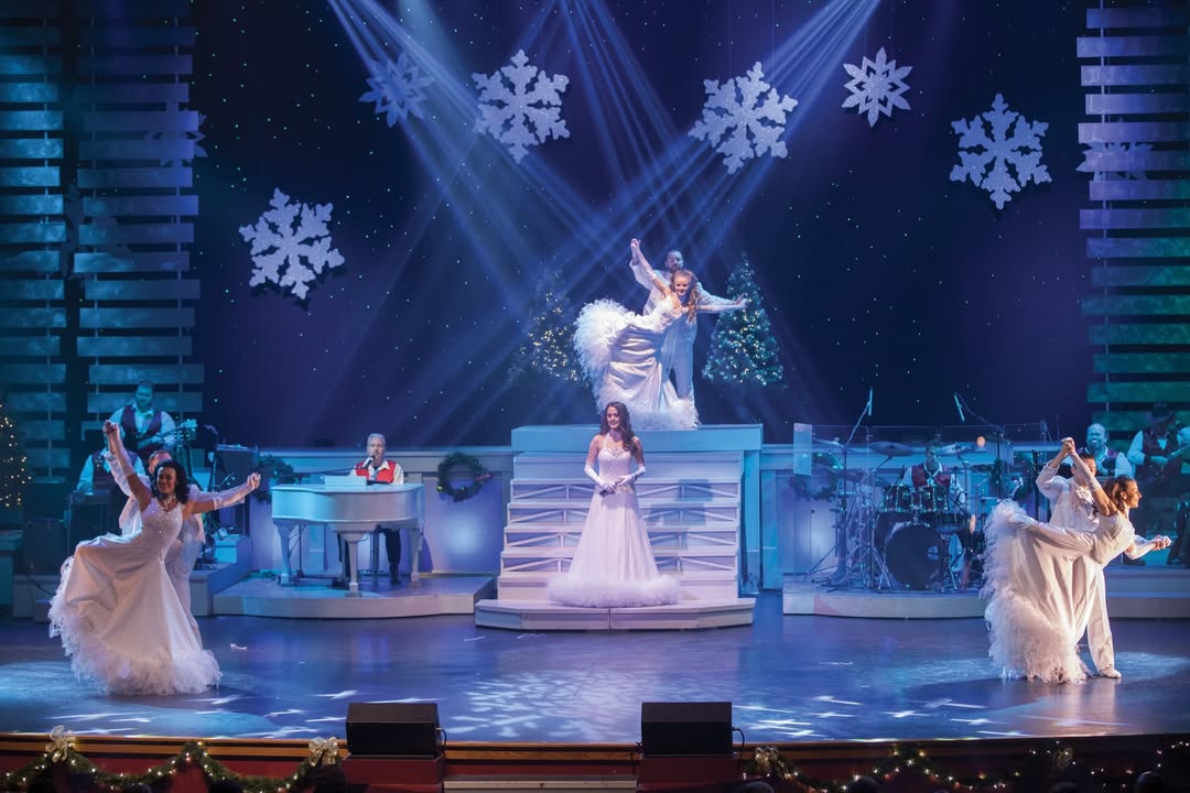 My_PigeonForge's tweet photo. What a bright time in Pigeon Forge! ✨

From lights, décor and celebrations all throughout town, it's no secret that Pigeon Forge is a dream destination for the holidays: https://t.co/3gjcr3HrIc 

#DreamDestinationDay https://t.co/cemH5PKSq6