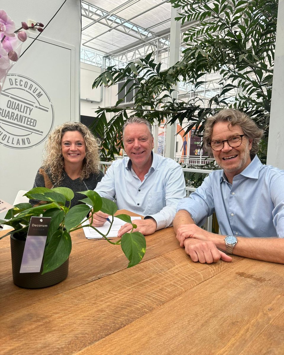 Decorum, al vanaf het eerste uur onderdeel van World Horti Center, heeft haar huurcontract met vier jaar verlengd. 🎉 Wij danken Decorum voor het vertrouwen. Op naar meer bloeiende jaren! 🌸