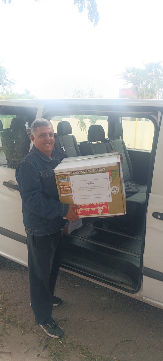 Se realiza entrega por nuestra representante sindical y un colectivo de trabajadores a la Administradora CTC municipal de Playa, Ibis Hernández de la valija confeccionada por nuestros colegas #CubaEsGrande. #ProxcorCrece