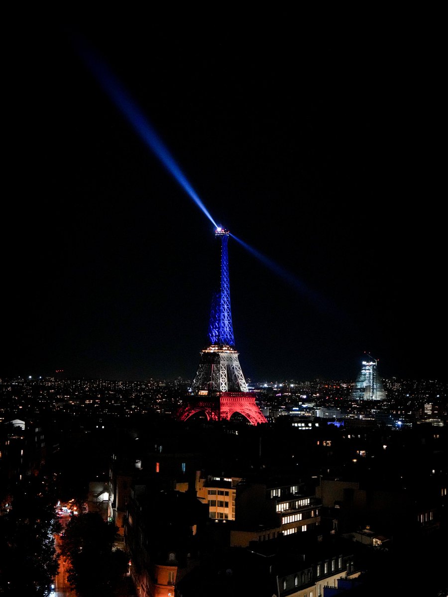 🤍 En ce #13novembre, nous pensons à toutes celles et ceux touchés il y a dix ans par les terribles attentats qui ont frappé notre pays.

🙏🇫🇷 Dans les moments les plus difficiles, le collectif compte plus que tout.