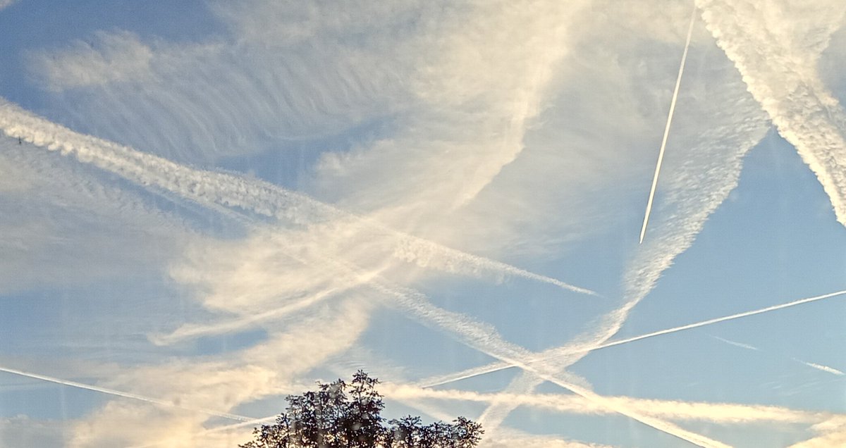 Als ik zelf dat soort foto's maak, staat er altijd een vliegtuig op. Op de foto's op internet ontbreken die altijd. Met datum, tijdstip en locatie kun je met behulp van historische data zo'n toestel identificeren, en dat is natuurlijk niet de bedoeling.