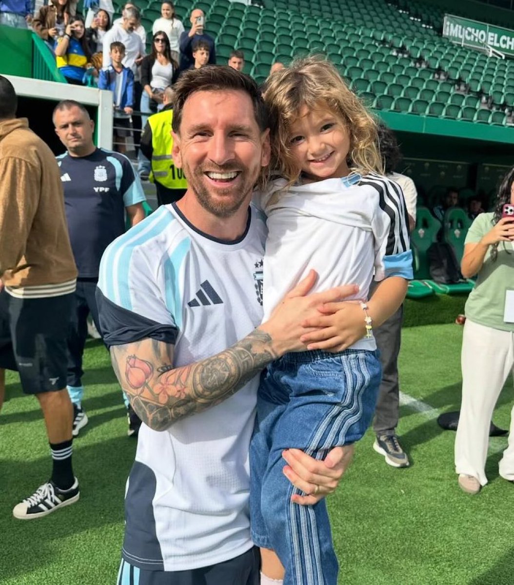 M10Update's tweet image. Messi with Elche player Matthias De Zerbi's daughter 🥹