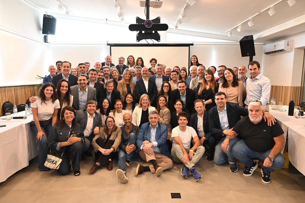 politicastafe's tweet image. 📲 Un día que expuso todo: #Scaglia quedó atrapada entre #Macri, #Pullaro y un 10D que la acorrala 

➡️ tinyurl.com/28egdk2e