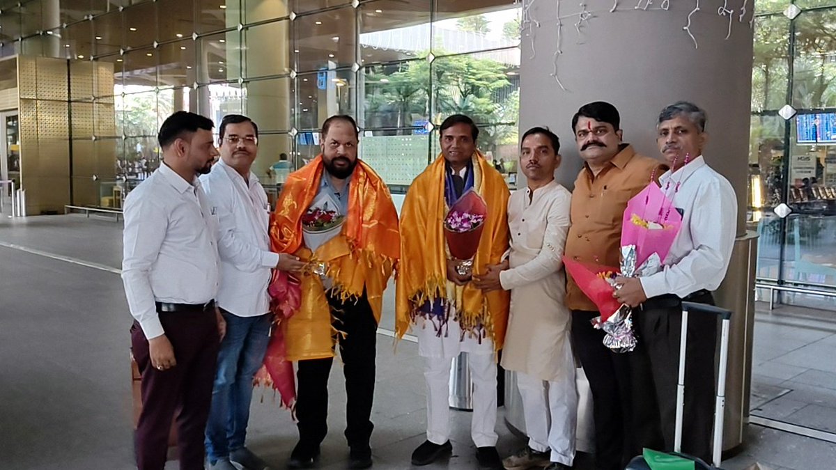 मुंबई एयरपोर्ट पर ओबीसी कांग्रेस के राष्ट्रीय अध्यक्ष मिशन मैन <a href="/DrJaihind/">Dr Anil 'JaiHind' 🇮🇳</a> जी एवं राष्ट्रीय सचिव श्री जितेंद्र बघेल जी का मुंबई ओबीसी कांग्रेस के प्रदेश अध्यक्ष सुदर्शन मांडलिक जी, नेशनल कोऑर्डिनेटर दिगंबर राउत जी एवं ओबीसी कांग्रेस के पदाधिकारियों ने जोरदार स्वागत किया।