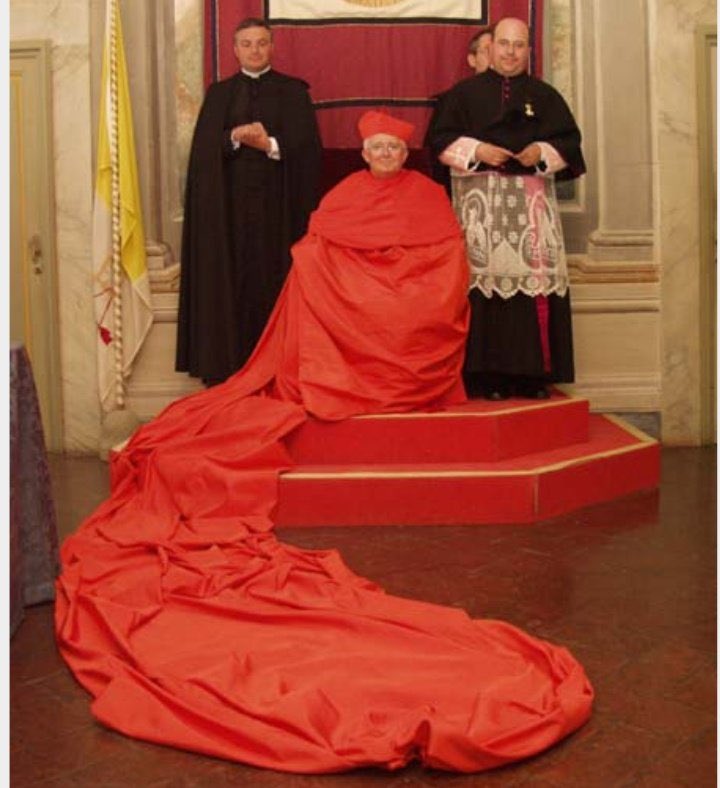 Ajam… lo que le molesta es que la falda es demasiado corta.. entiendo…