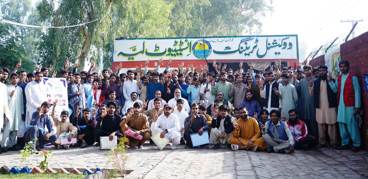PVTC_Official's tweet photo. پی وی ٹی سی نہ صرف معیاری تربیت فراہم کرتی ہے بلکہ اپنے گریجویٹس کی روزگار تک رسائی کو بھی اولین ترجیح دیتی ہے۔ Atlas Honda (Pvt.) Ltd کے تعاون سے VTI لیّہ میں روزگار میلہ منعقد ہوا جس میں 53 ہنرمند طلباء موقع پر منتخب ہوئے: لیّہ 30, کوٹ ادو 16, محمود کوٹ 5, ملتان 1, راولپنڈی 1. https://t.co/bXMnRbe904
