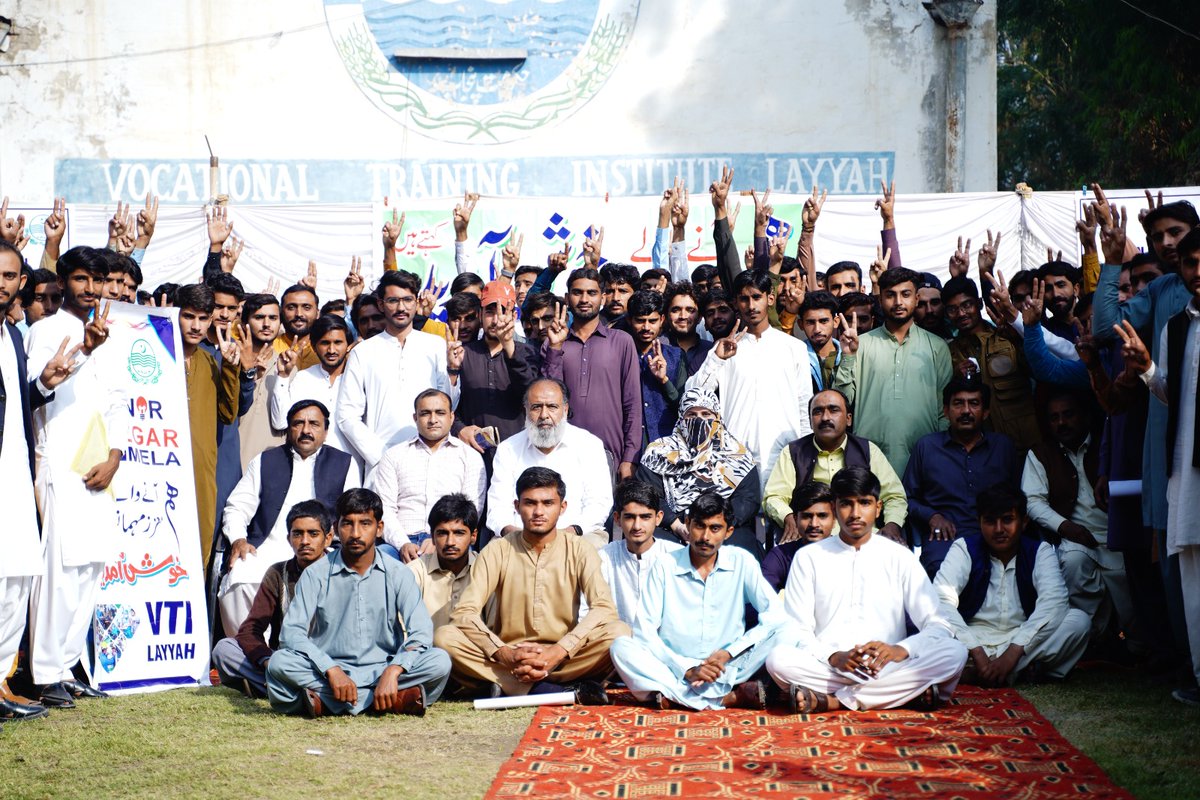 PVTC_Official's tweet photo. پی وی ٹی سی نہ صرف معیاری تربیت فراہم کرتی ہے بلکہ اپنے گریجویٹس کی روزگار تک رسائی کو بھی اولین ترجیح دیتی ہے۔ Atlas Honda (Pvt.) Ltd کے تعاون سے VTI لیّہ میں روزگار میلہ منعقد ہوا جس میں 53 ہنرمند طلباء موقع پر منتخب ہوئے: لیّہ 30, کوٹ ادو 16, محمود کوٹ 5, ملتان 1, راولپنڈی 1. https://t.co/bXMnRbe904