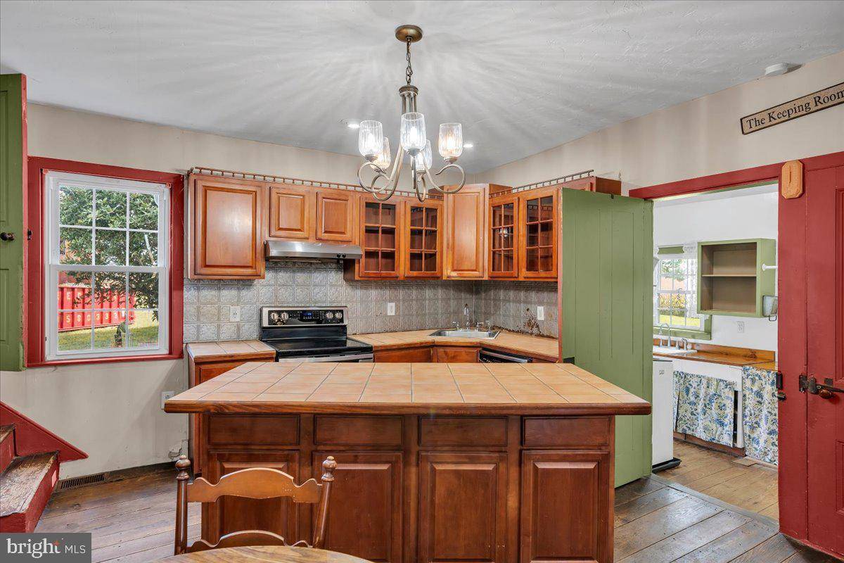 FamousJohnny's tweet image. 76 WHIG LANE RD, Monroeville, NJ 08343 is now under contract.
See this listing and more on my website: thefamousjohnnygroup.com/d8rdx1cr