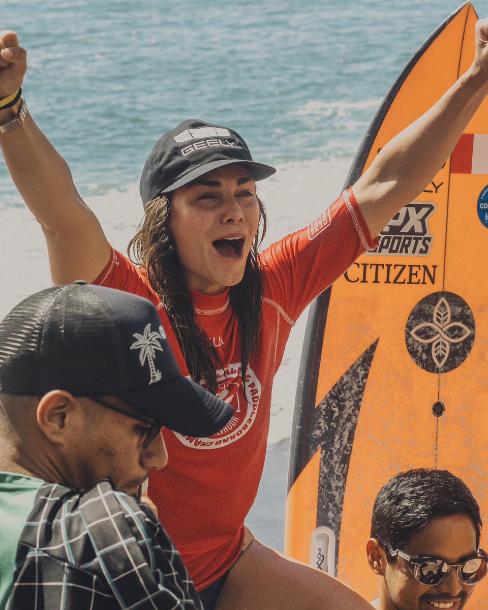 ¡Espectacular! Vania Torres volvió a dejar en lo más alto al Perú al conquistar el título del ISA World SUP &amp; Paddleboard Championship 2025, en la modalidad de SUP Surf, que se disputa en Playa Sunzal, El Salvador.