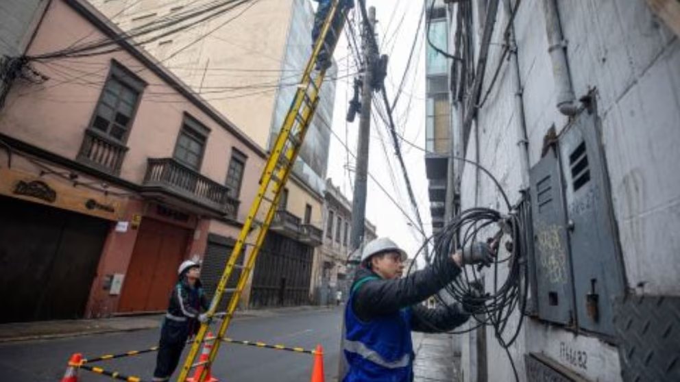 MariaFalla99598's tweet image. 🟢#MML: Prolima libera de cables aéreos varias zonas del centro de Lima, donde la alta concentración comercial y el turismo han demandado soluciones que ordenen visualmente el entorno y mejoren la seguridad pública.
infobae.com/peru/2025/11/1…