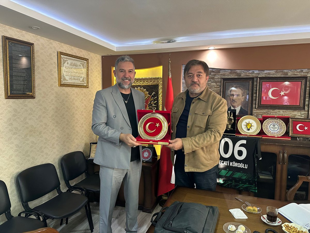 aketimesgut06's tweet photo. Afşar Gayrimenkul ‘ün sahibi 
Sn. Erkan AFŞAR ve iş ortağı 
Sn. Kadir DAĞ ,

İlçe Başkanımız Sn. @NihatN_Koroglu ‘nu makamında ziyaret ederek hasbihalde bulundular.

Nazik ziyaretleri ve güzel hediyelerinden dolayı kendilerine teşekkür ederiz.

“Sevdamız Ankara”
@AkpartiAnkara 
@hakanhanozcan 
@erhansarigol 
#Etimesgut