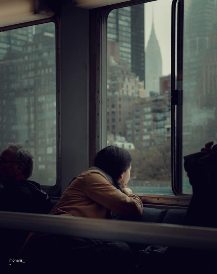 No tienes que ser fuerte, ni sonreír, 
ni fingir que todo va bien. 
Está bien sentirse mal. 
No eres débil, eres humano, 
no tienes que disculparte por eso.