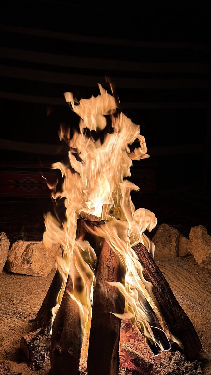 اسر يالليل القصير إللي تفاصيلك طويلة 
العوض .. في ليلةٍ ما تظلم الدنيا بختها ! 

في رحاب الأرض ، ساعاتٍ دقايقها ثقيلة
يتساوى عندي إللي فوقها ، بـ إللي تحتها

ودي أبعد عن جدال وودي أقرب من جديلة
لين أجدد في زوايا البال ، .. " ذكرى راعيتها "